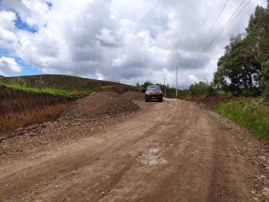 Prefectura apoya cambio de tubería en el cantón Tulcán para continuar con la construcción de la Vía del Ciclista