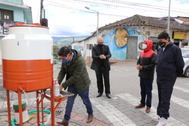 Prefectura fortalece trabajos viales en Huaca y apoya la sanitización de la población